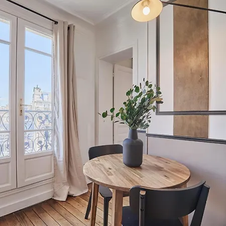 Isena - 1 Et Balcon A Ecole Militaire