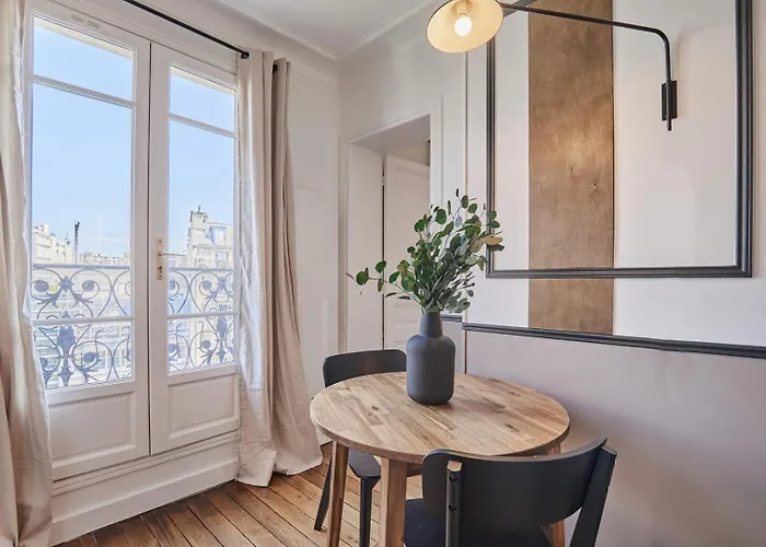 Isena - 1 Et Balcon A Ecole Militaire